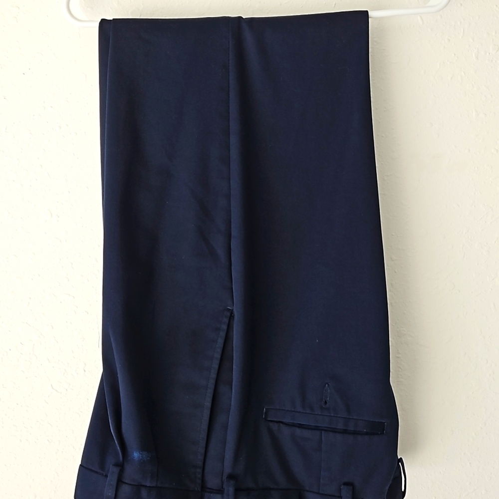 Men's Haggar navy blue khakis 34x30 classic fit.